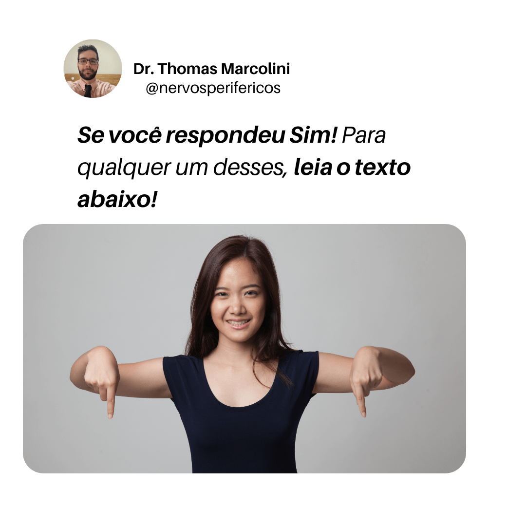 Mulher sorridente apontando para baixo com as duas mãos, indicando para continuar a leitura sobre sintomas de nervos periféricos