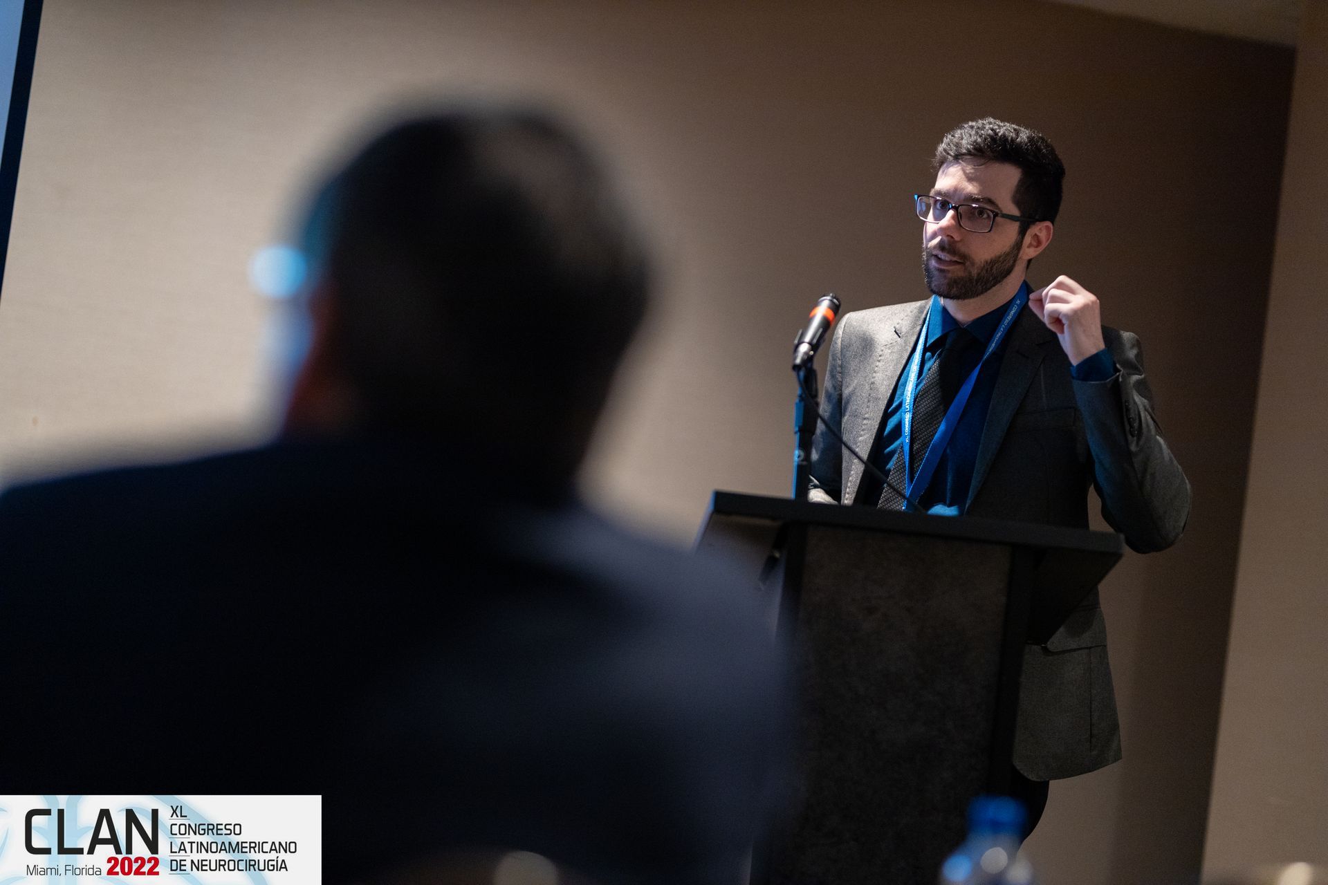 Dr. Thomas Marcolini palestrando em congresso de neurocirurgia sobre parestesia do nervo lingual