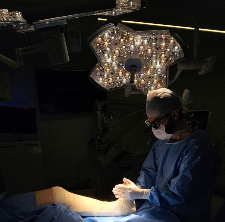 Dr. Thomas Marcolini, neurocirurgião especialista em nervos periféricos, durante cirurgia de reparo nervoso