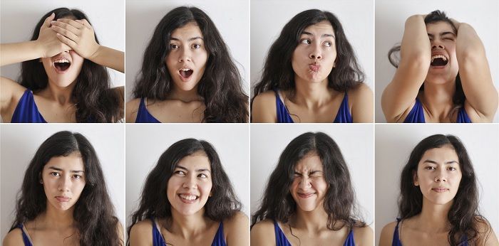 Mulher fazendo oito expressões faciais diferentes, ilustrando os movimentos afetados pela paralisia facial