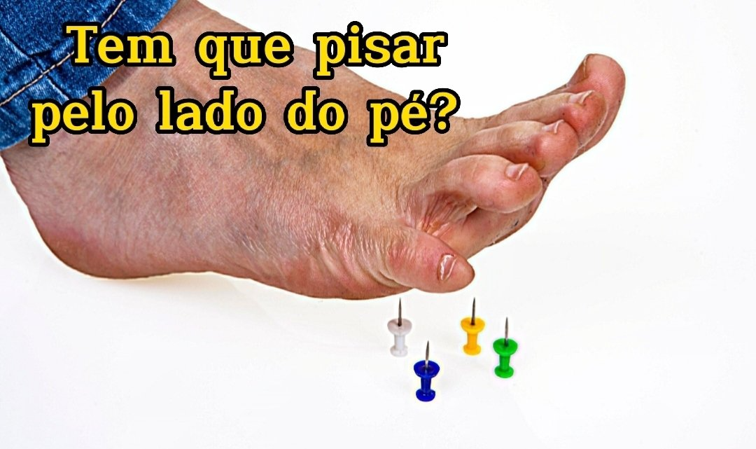Pé com alfinetes coloridos entre os dedos, com o texto