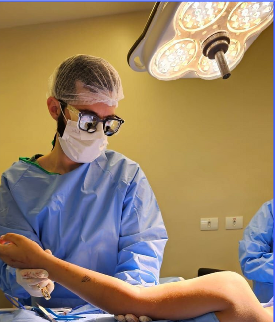 Dr. Thomas Marcolini, neurocirurgião especialista em plexo braquial, realizando procedimento cirúrgi