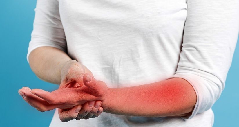 Braço com antebraço destacado em vermelho, mostrando dor e formigamento da síndrome do desfiladeiro torácico