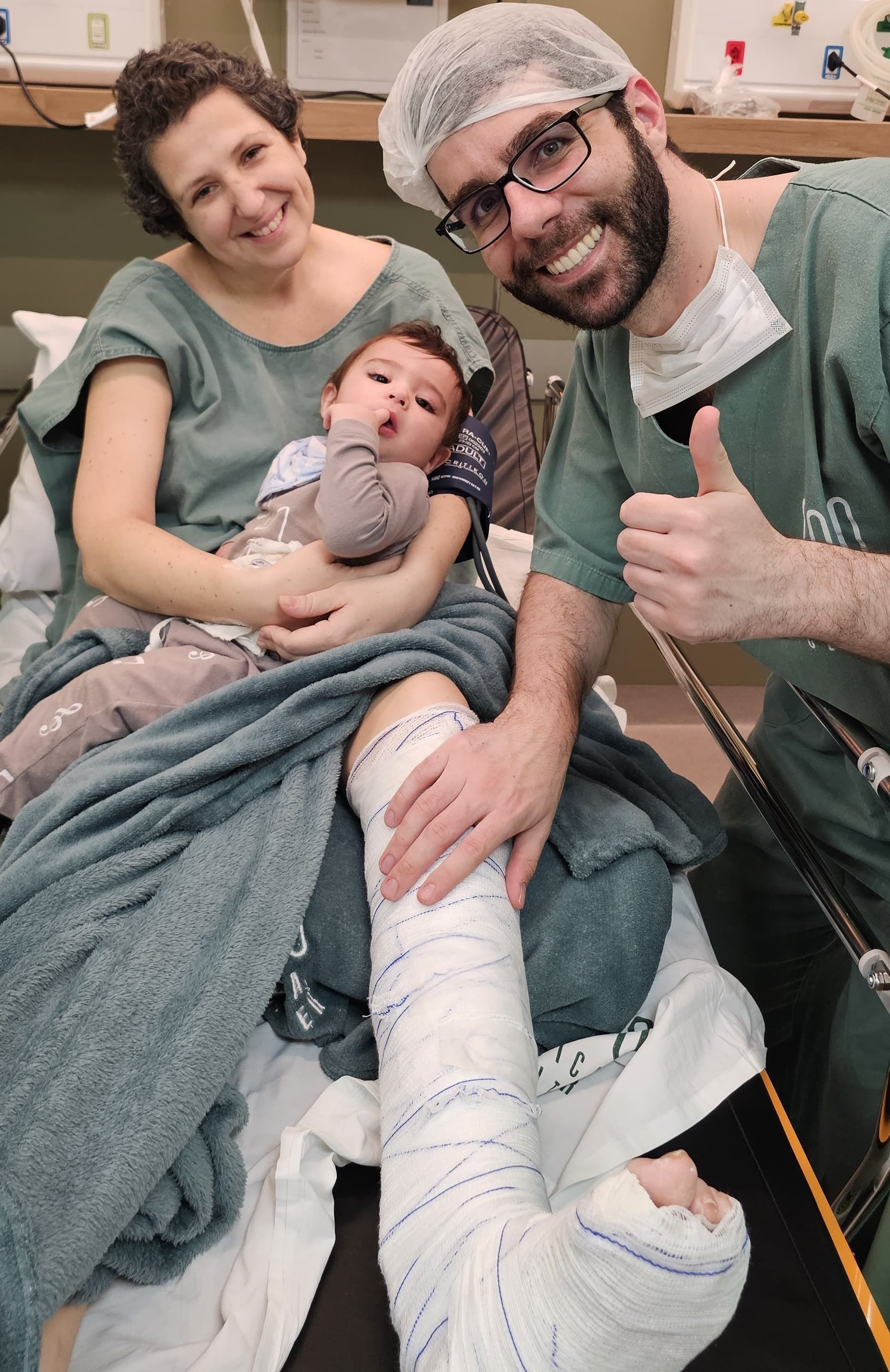 Dr. Thomas Marcolini, especialista em nervos periféricos, com paciente e bebê após cirurgia de reconstrução de nervo e tendão na perna