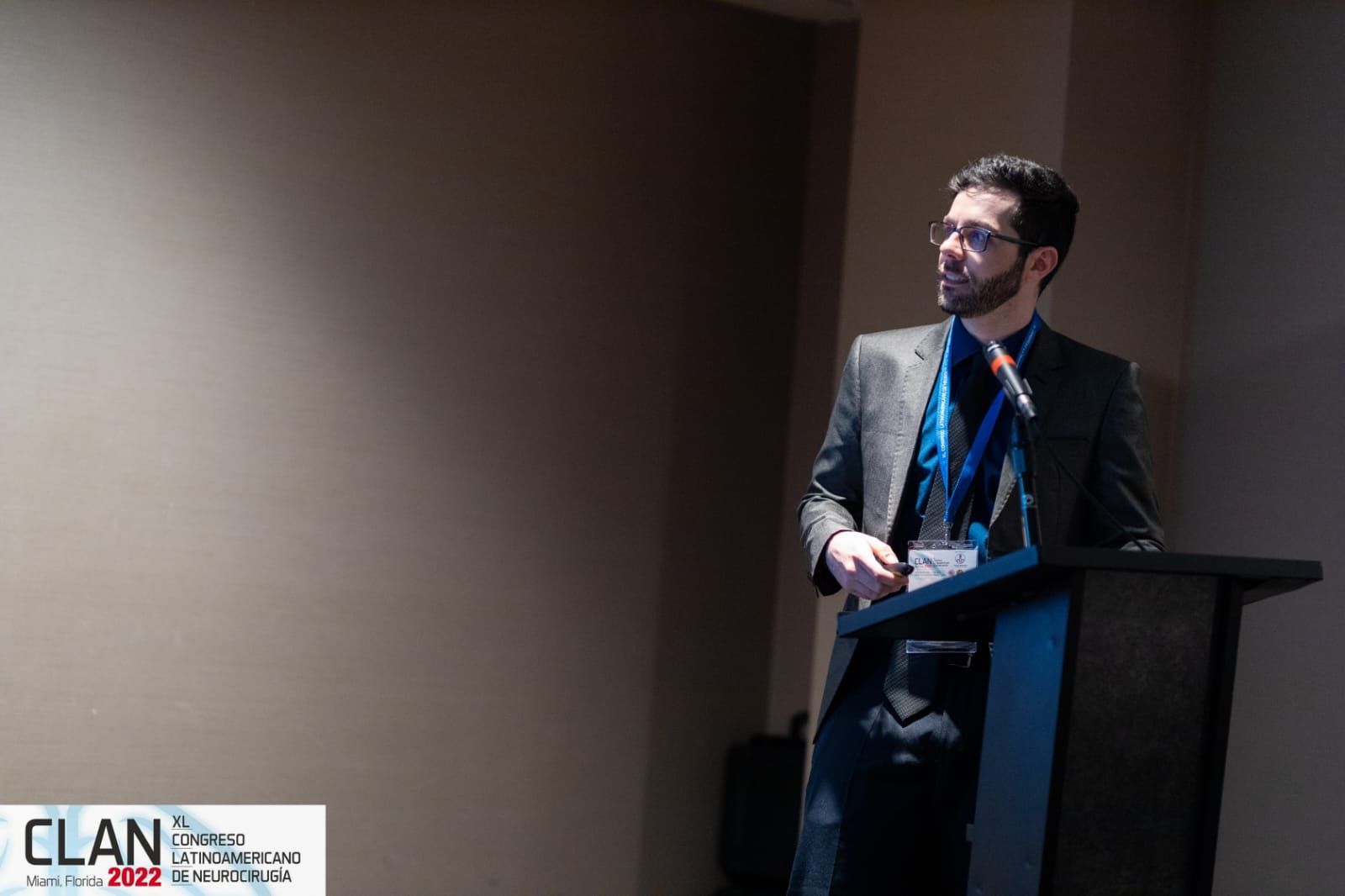 Dr. Thomas Marcolini, neurocirurgião, palestrando em congresso de neurocirurgia