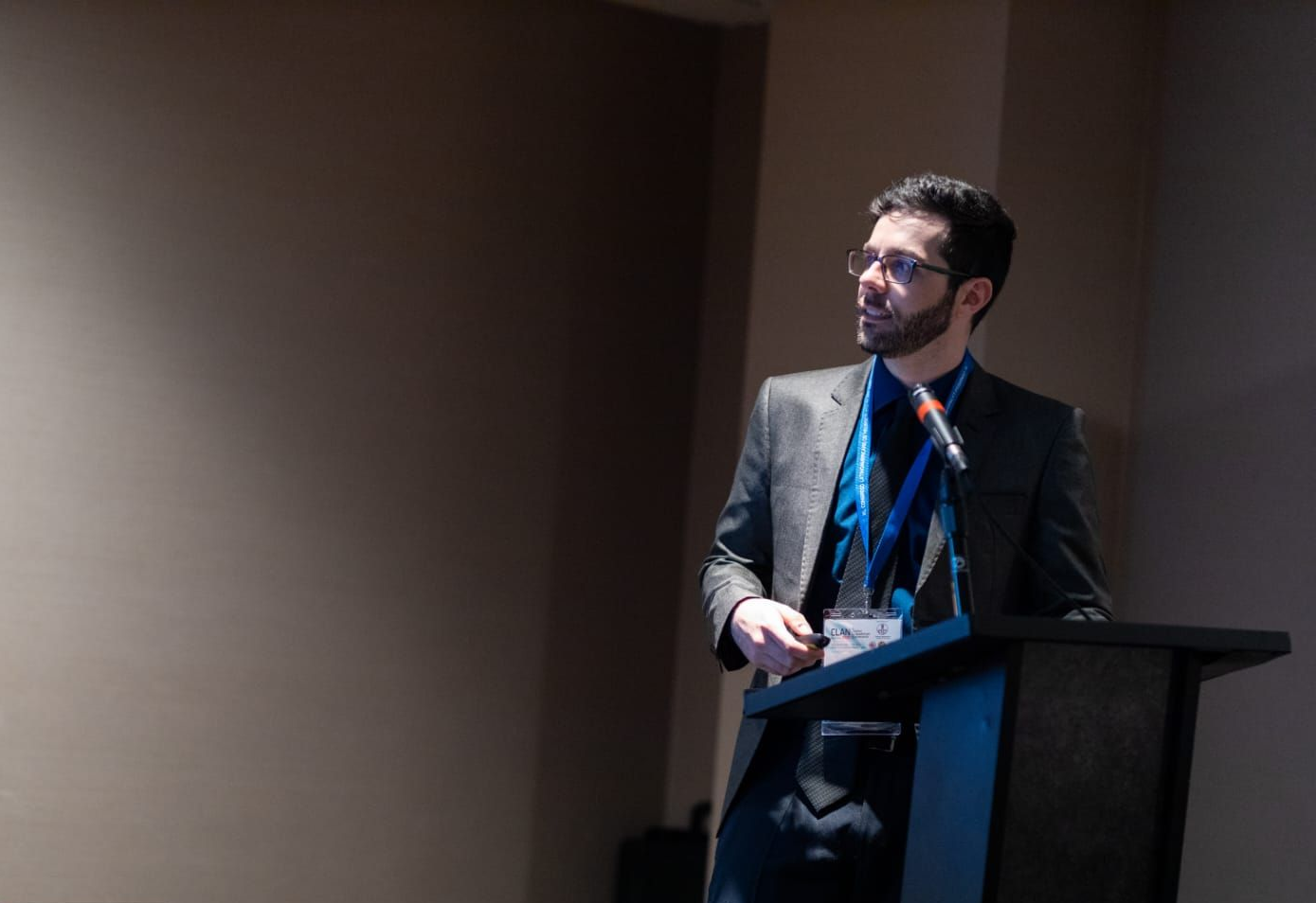 Dr. Thomas Marcolini, neurocirurgião especialista em compressão de nervo, palestrando em congresso médico sobre nervos periféricos