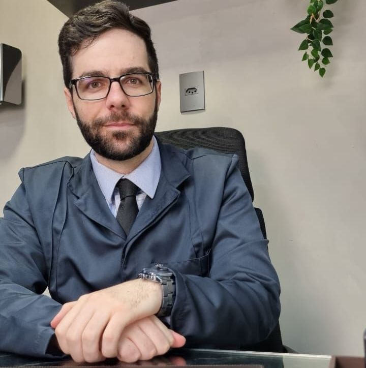 Dr. Thomas Marcolini, neurocirurgião especialista em paralisia facial, sentado em consultório