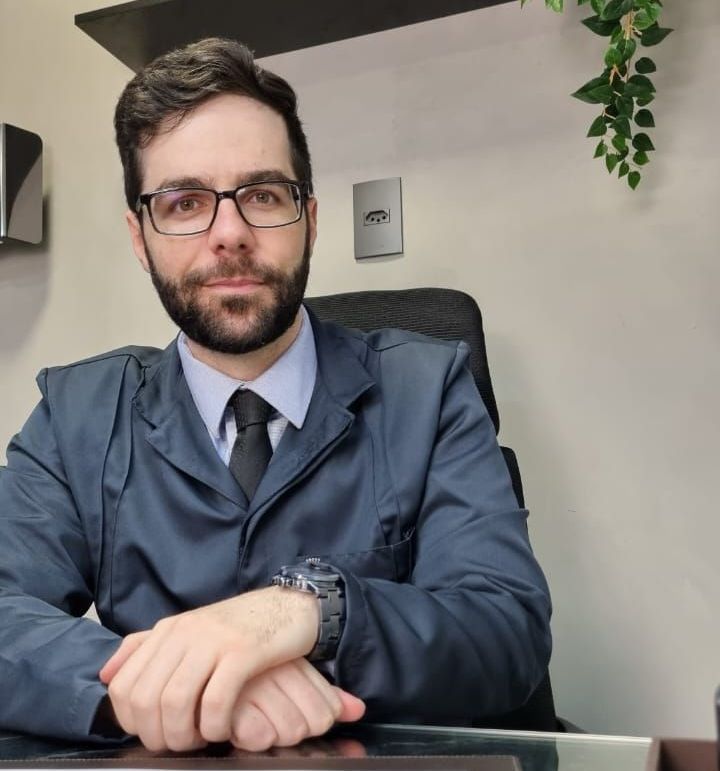 Dr. Thomas Marcolini, neurocirurgião especialista em plexo braquial, sentado em consultório