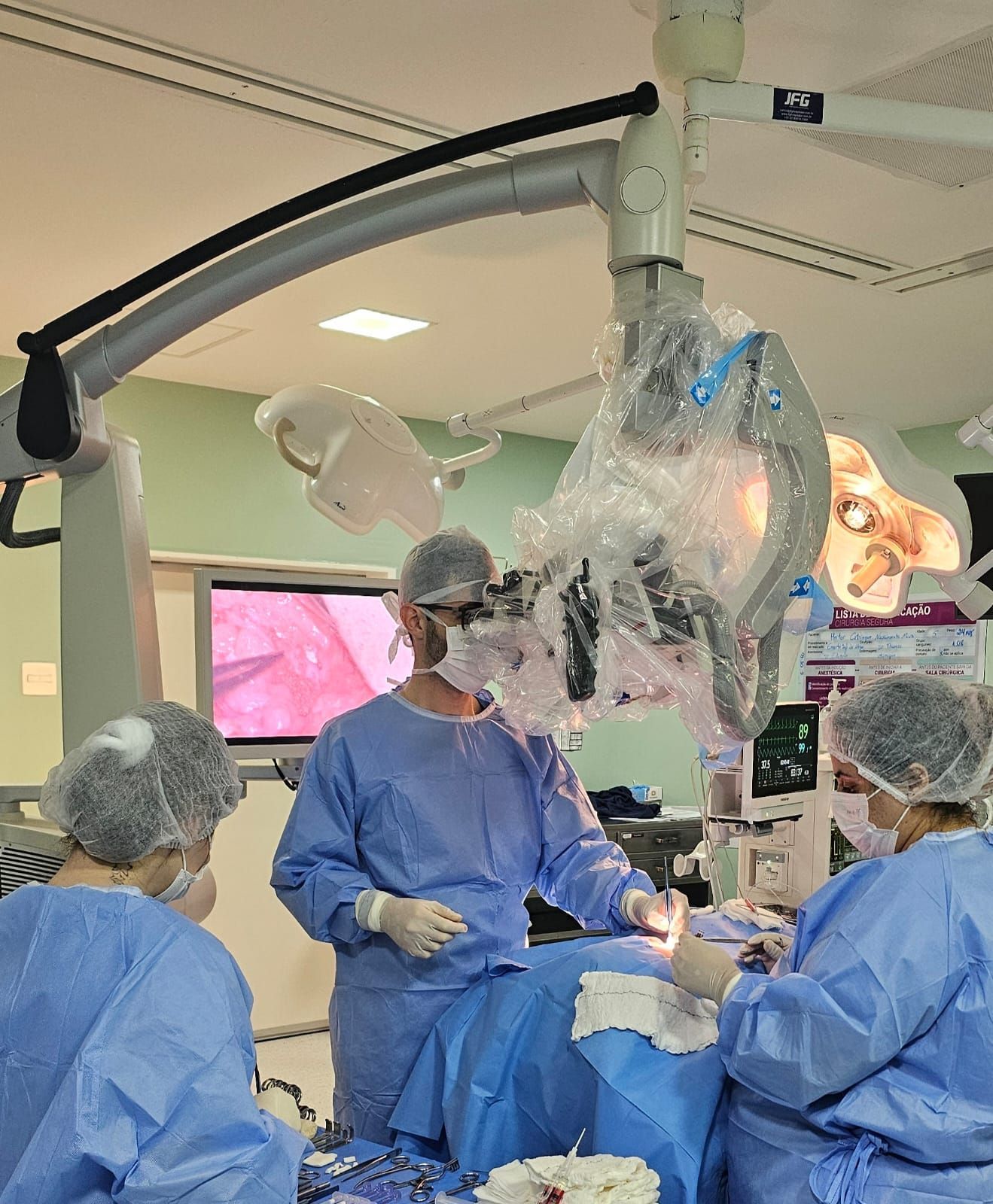 Dr. Thomas Marcolini, neurocirurgião especialista em paralisia facial, durante cirurgia de reanimação facial