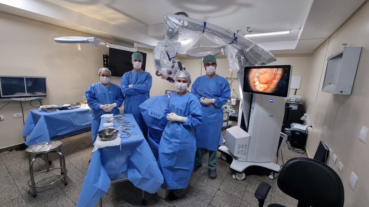 Dr. Thomas Marcolini e equipe de neurocirurgia de nervos periféricos em centro cirúrgico