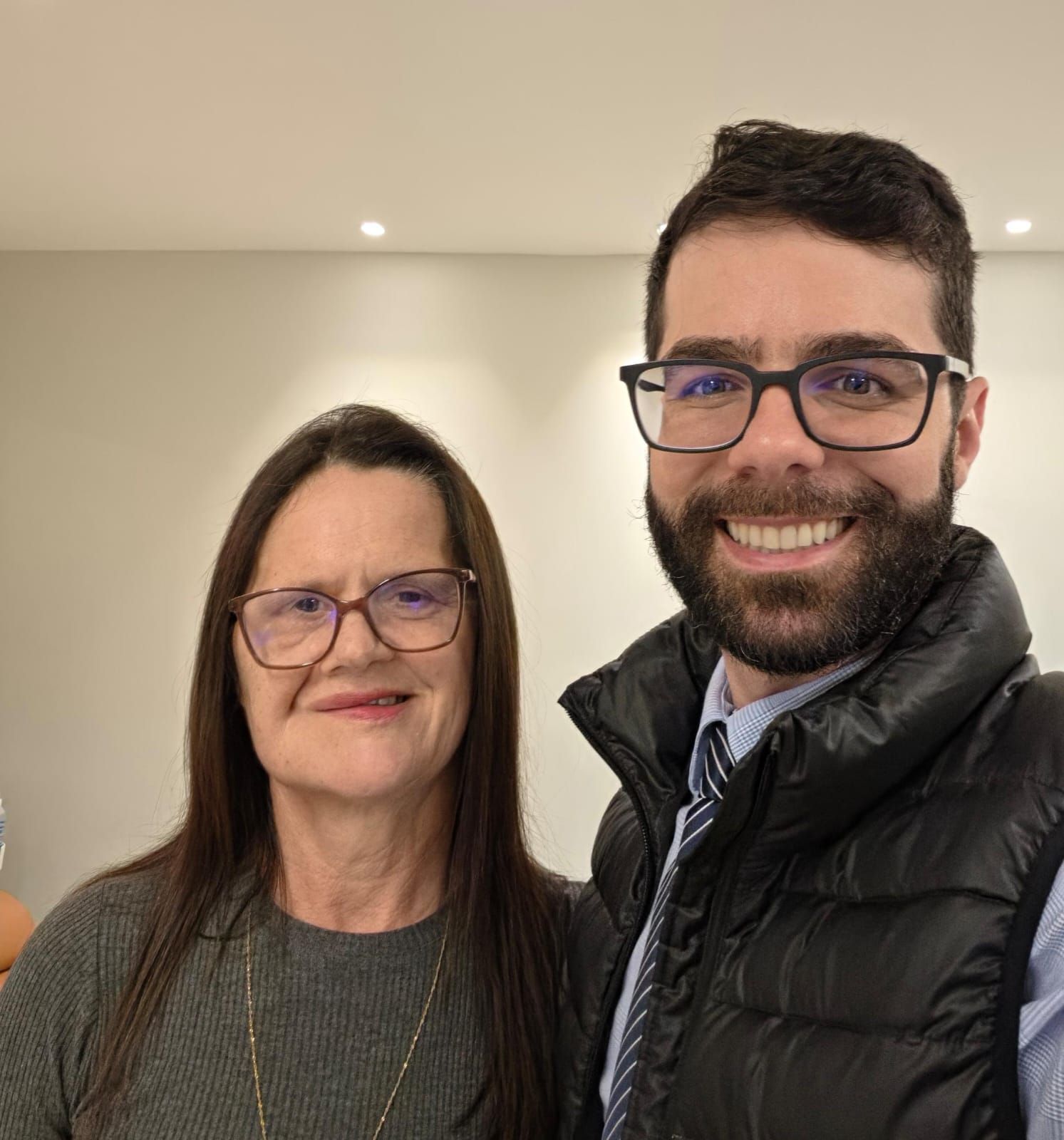 Dr. Thomas Marcolini, especialista em sequelas de paralisia facial, com paciente sorridente
