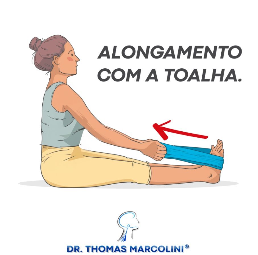 Mulher sentada alongando o pé com faixa elástica, exercício para tratar a síndrome do pé caído
