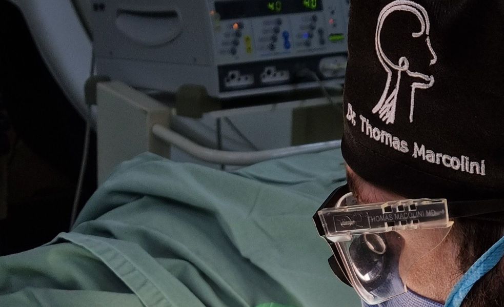 Dr. Thomas Marcolini, neurocirurgião especialista em compressão do nervo ulnar, durante cirurgia