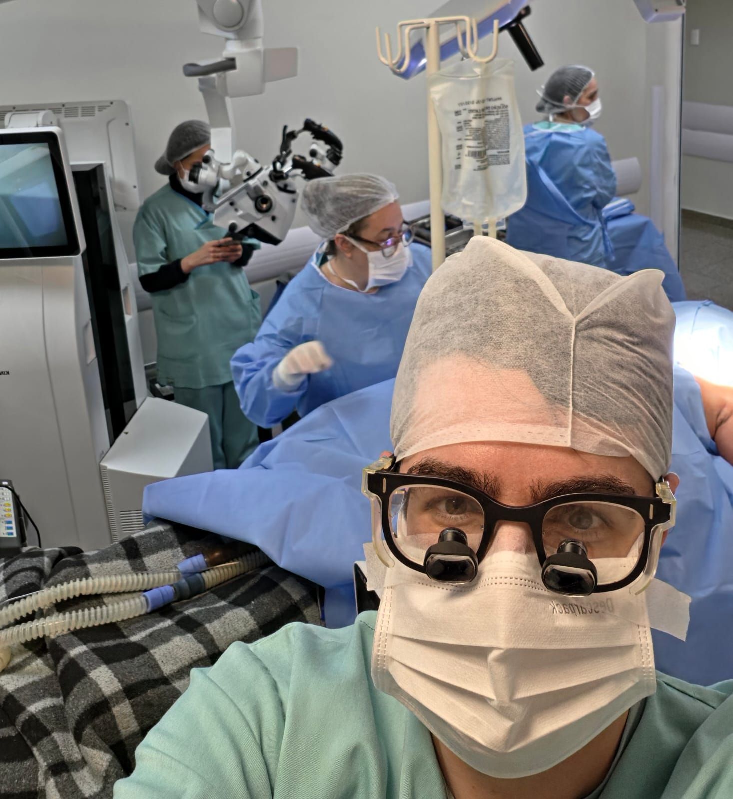 Dr. Thomas Marcolini, neurocirurgião especialista em paralisia facial, durante cirurgia no centro cirúrgico