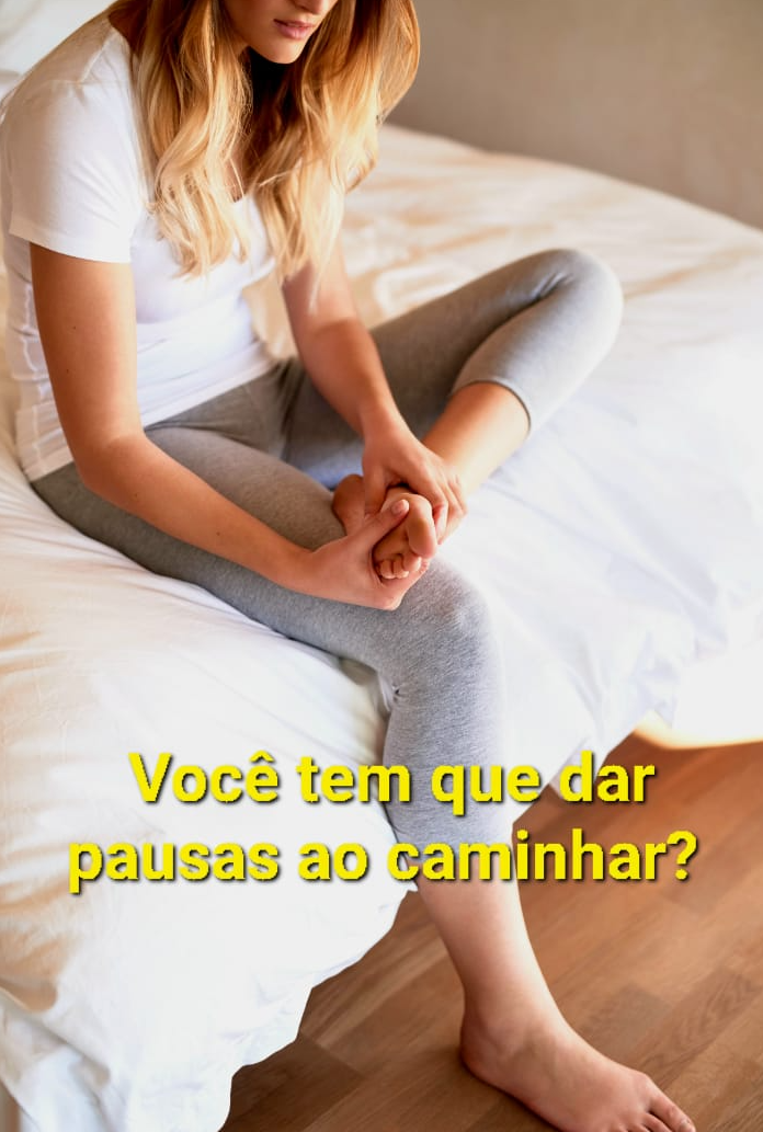 Mulher sentada na cama segurando o pé com dor, com o texto