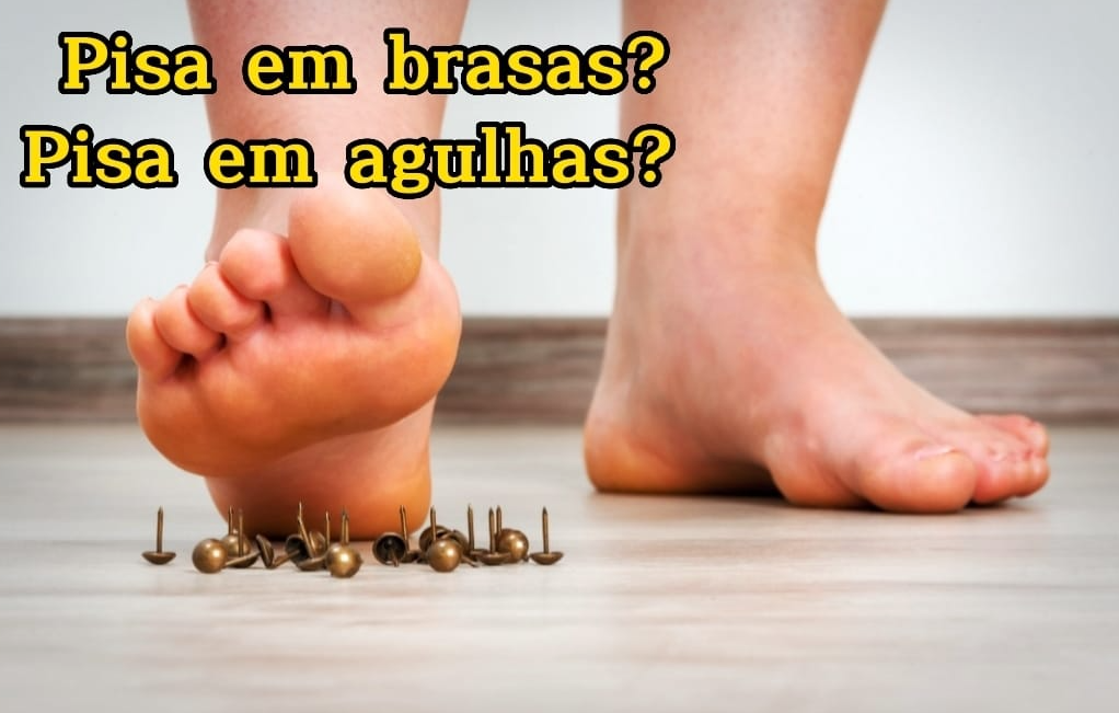 Pés caminhando perto de tachinhas no chão, com o texto