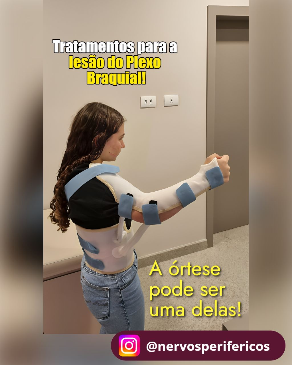 Mulher usando órtese no braço em casa, tratamento para lesão do plexo braquial