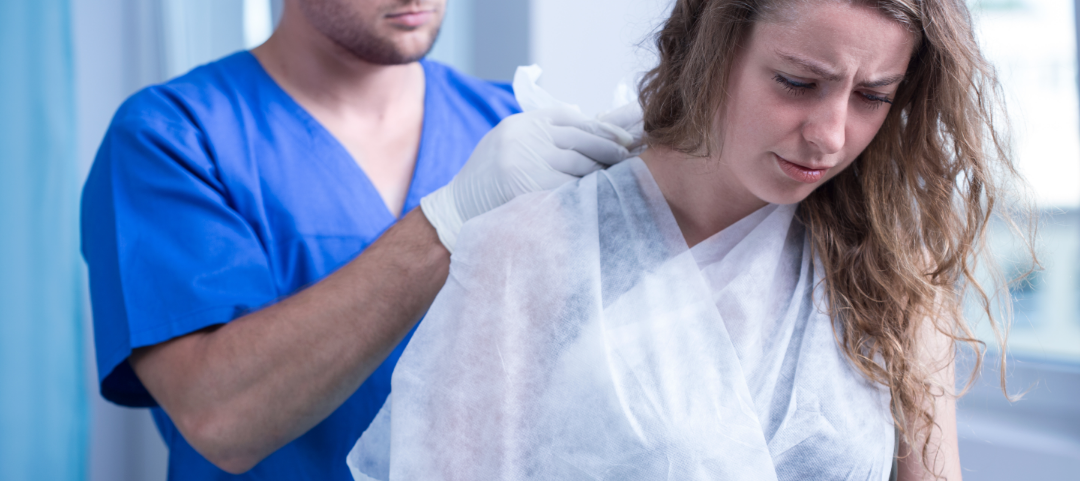 Profissional de saúde ajudando paciente a colocar tipoia no braço, apoio na recuperação da lesão do plexo braquial