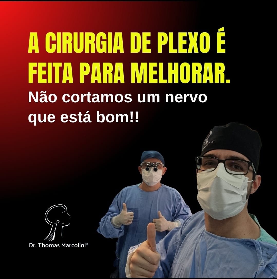 Dr. Thomas Marcolini e equipe cirúrgica com o polegar para cima após cirurgia de reconstrução do plexo braquial