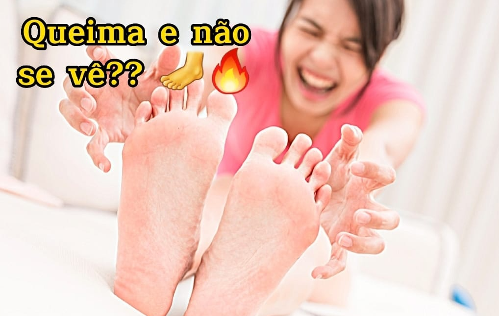Mulher fazendo careta de dor segurando os pés, com o texto