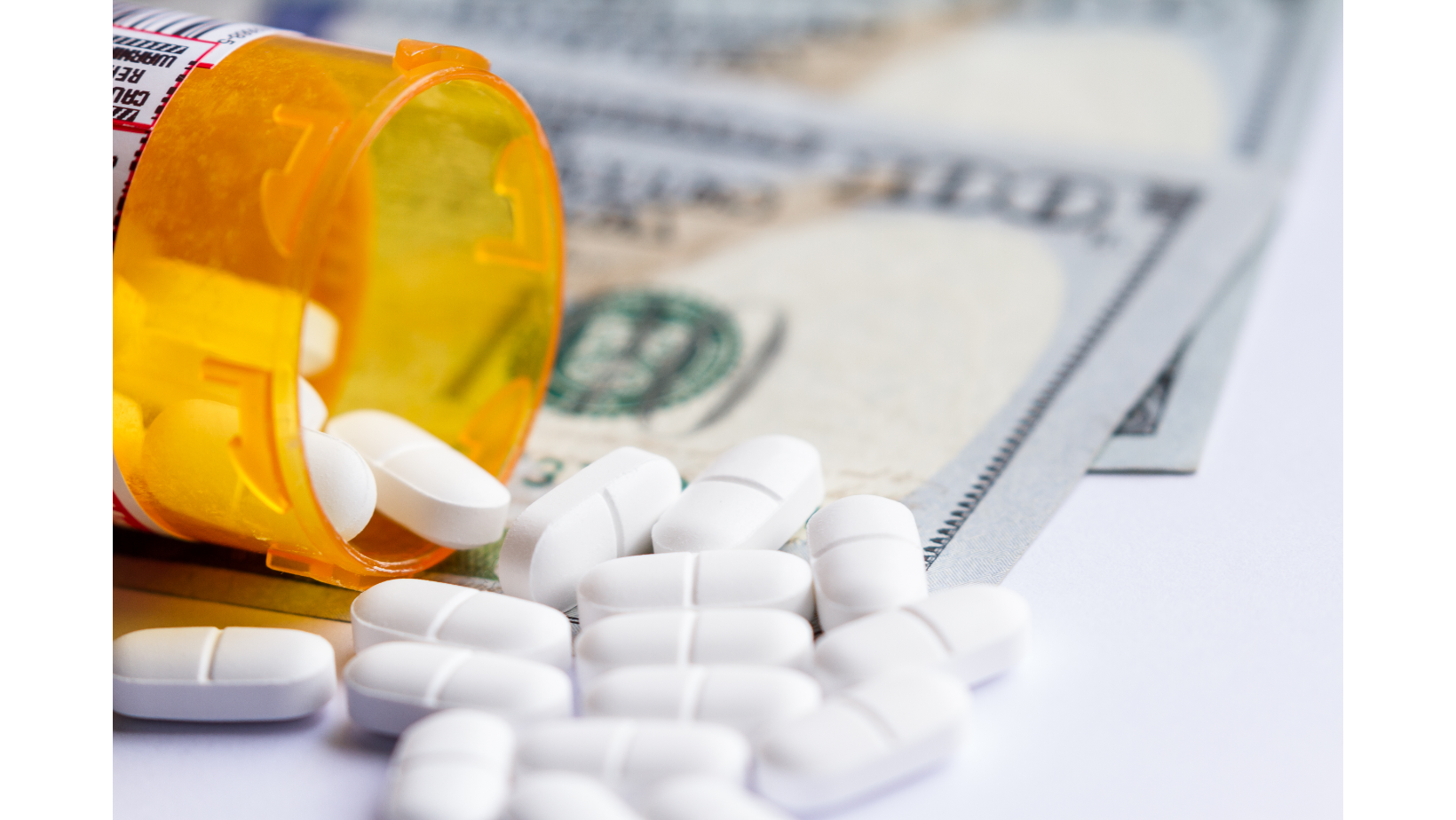Frasco de comprimidos derramados sobre dinheiro, representando o alto custo dos medicamentos para dor crônica