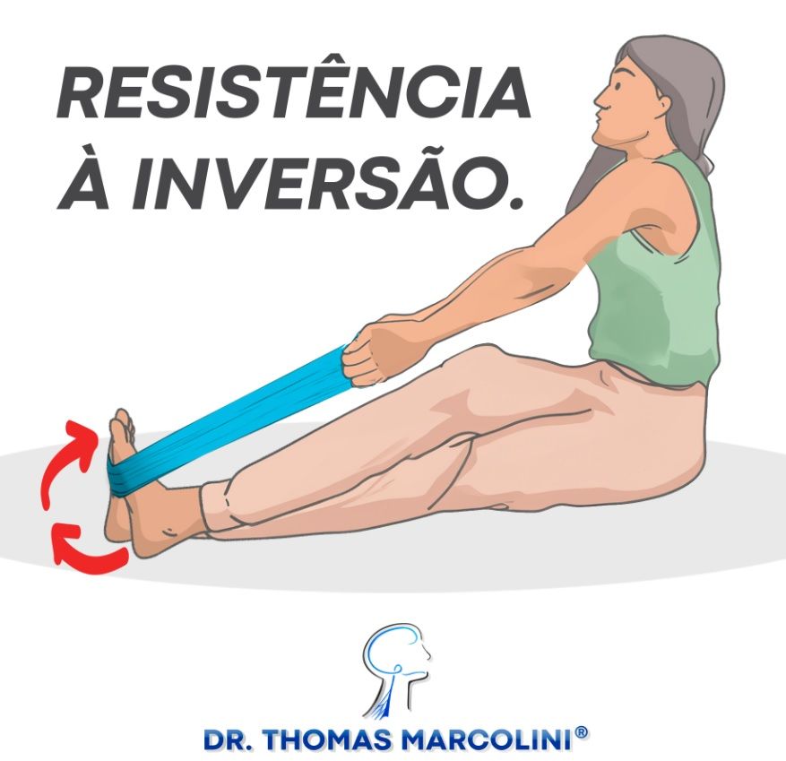 Mulher sentada puxando faixa elástica presa ao pé, exercício de resistência à inversão para pé caído