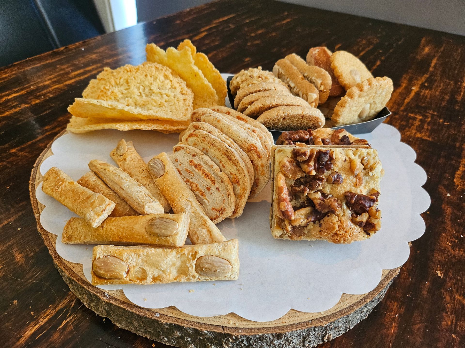 Diverse koekjes en zoutjes.