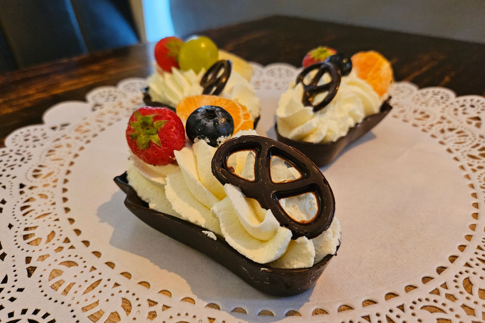 Mini-roomtaartjes met fruittopping.