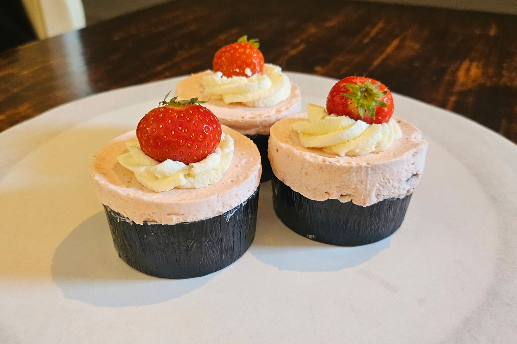 Drie kleine dessertbakjes met aardbeien erop. Dit is suikervrij