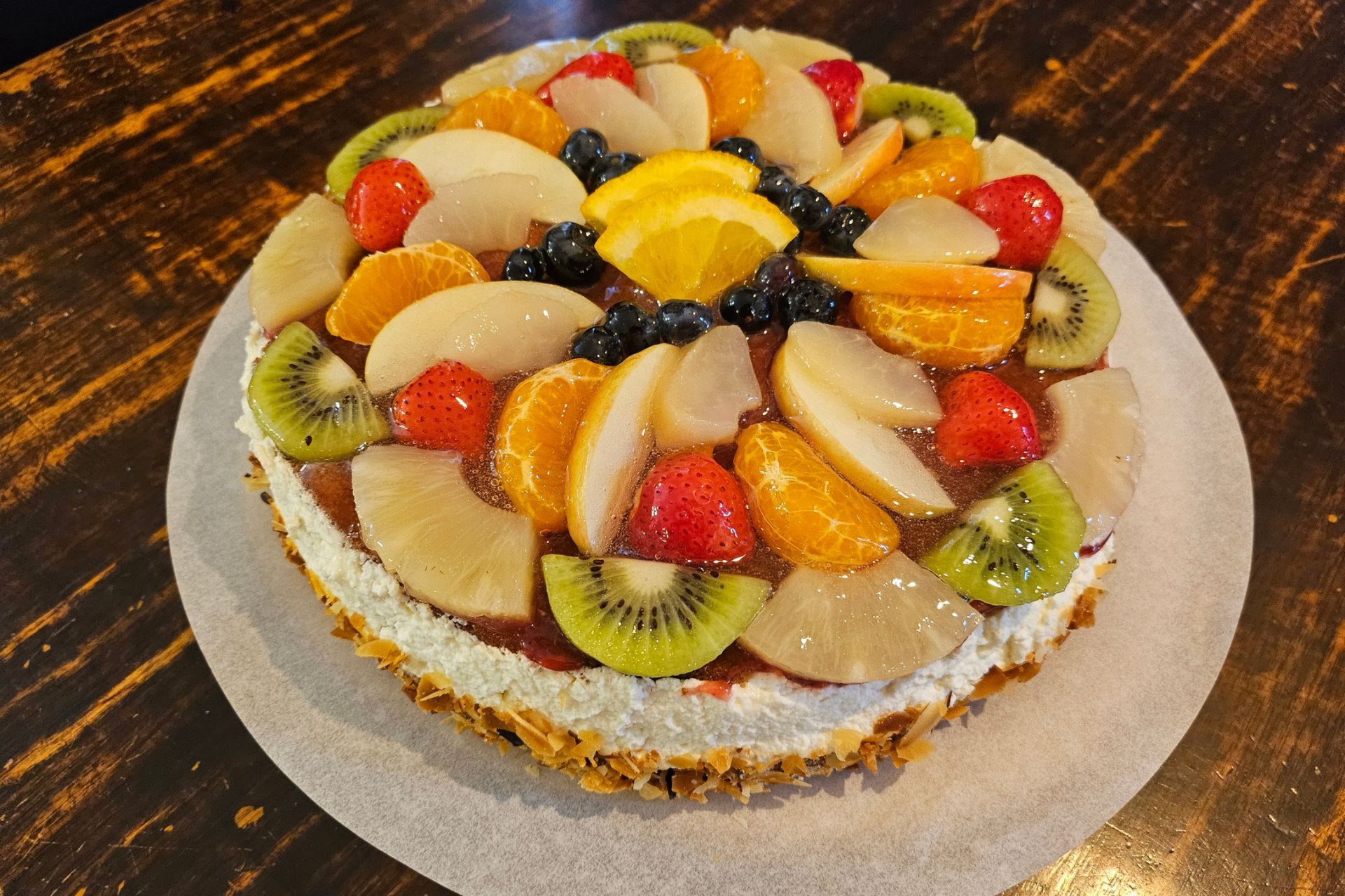 Een taart met fruit erop.