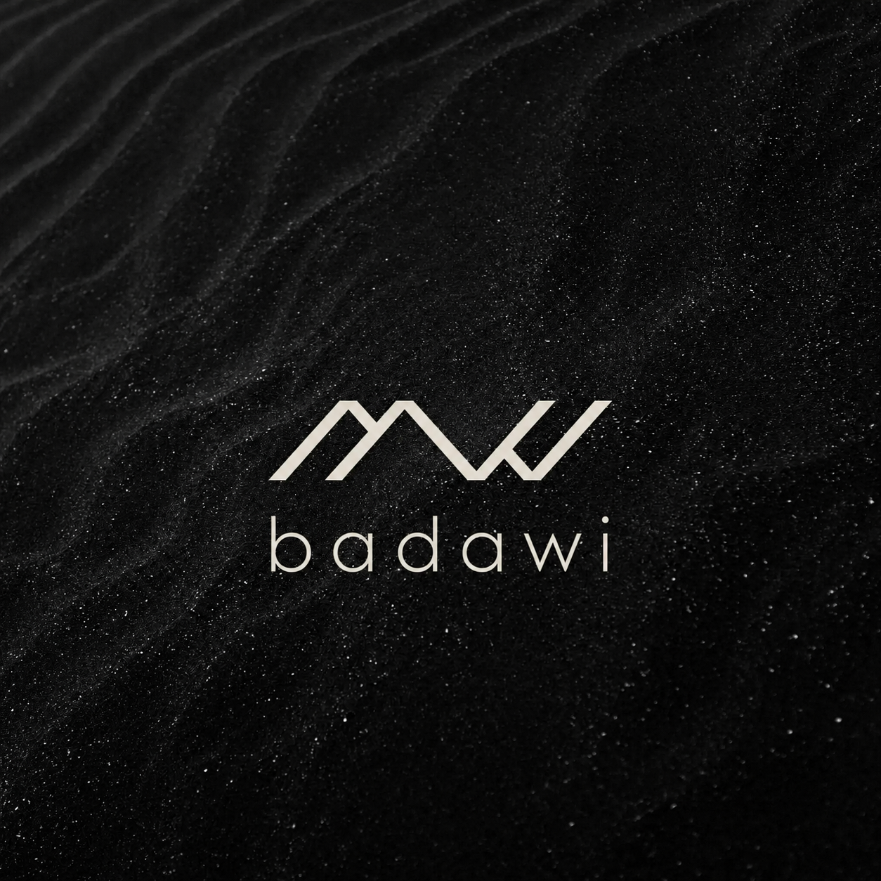 Logo “badawi” bianco su sfondo nero con texture.