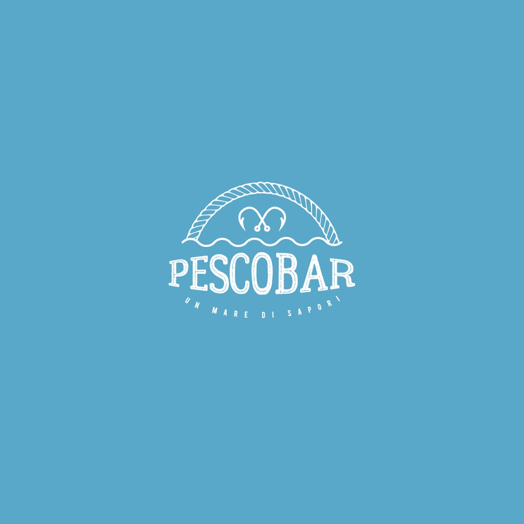 Logo Pescobar in bianco su sfondo blu, con un pesce stilizzato e una linea curva sopra il nome.