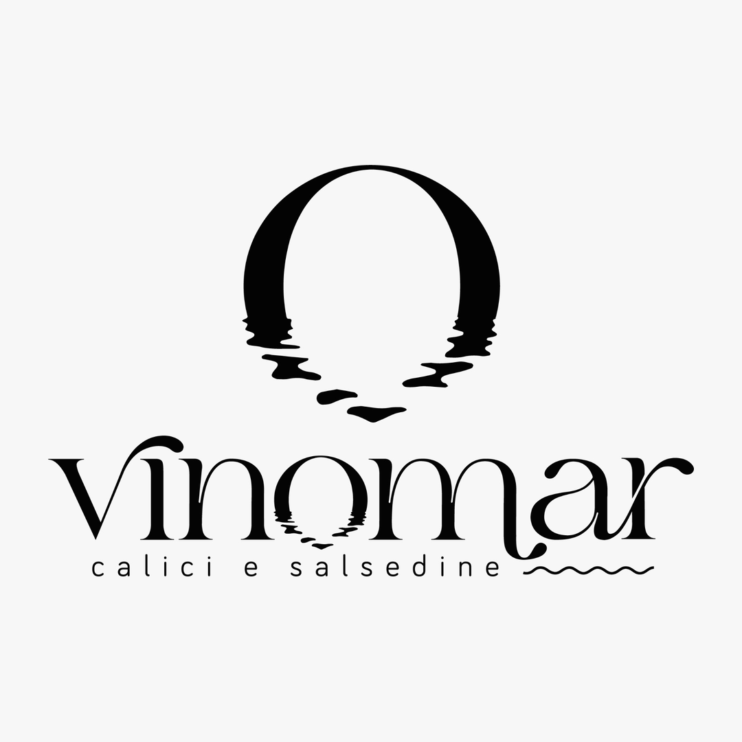 Logo Vinomar in nero con silhouette stilizzata di bottiglia e slogan “calici e salsedine”.