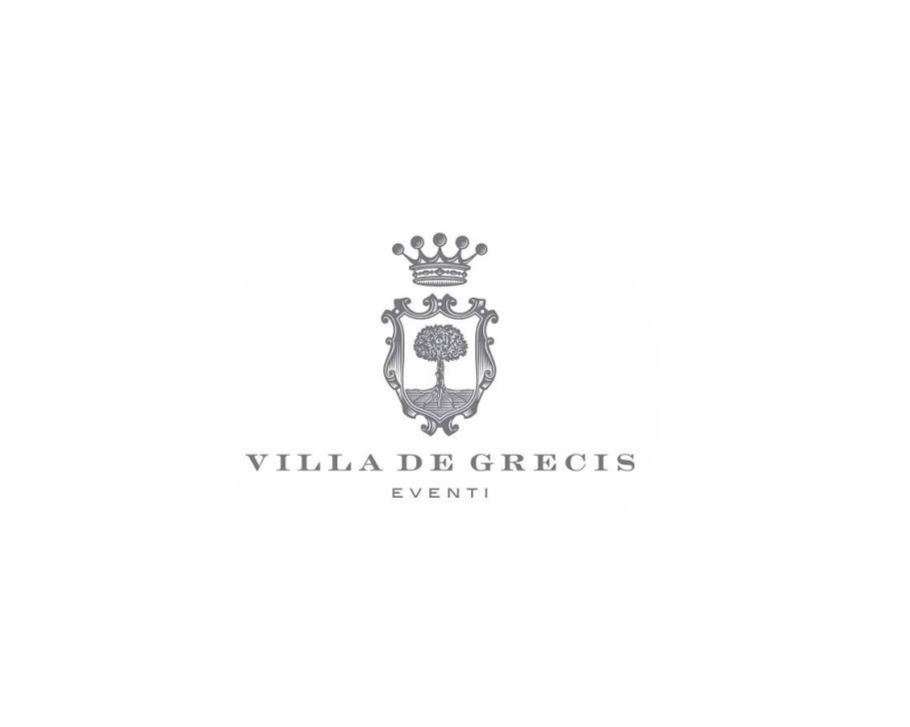 Logo di Villa de Grecis Events in grigio su sfondo bianco.