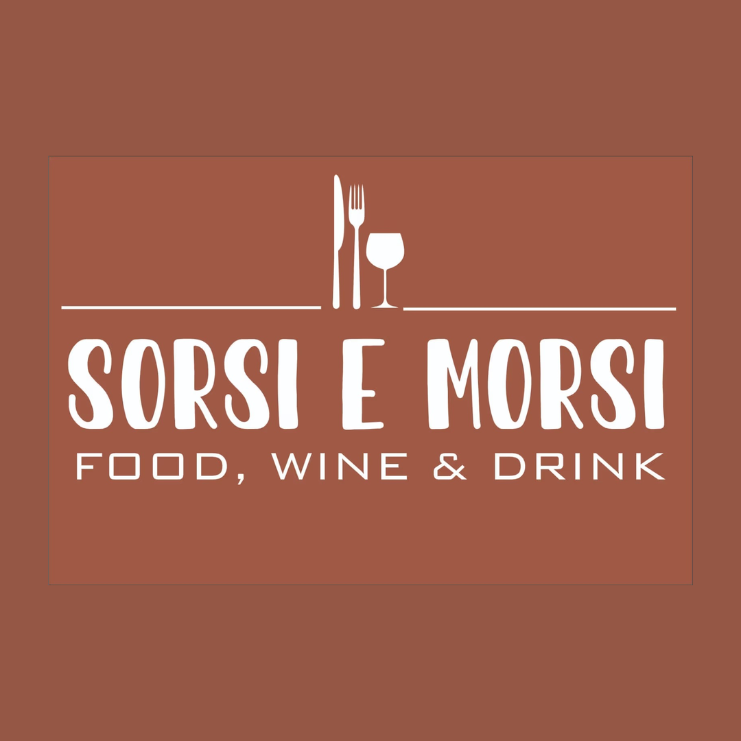 Logo di Sorsi e Morsi, azienda specializzata in cibo, vino e bevande, su sfondo marrone con icone di forchetta, coltello e bicchiere di vino.