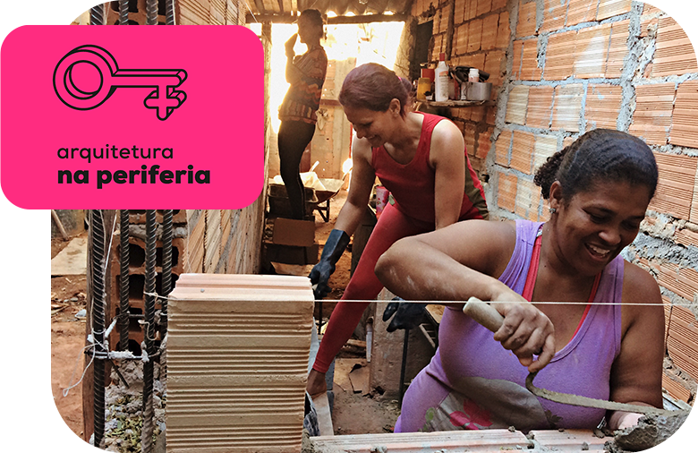 Duas mulheres sorriem enquanto trabalham em uma obra representando o Projeto Arquitetura na Periferia.