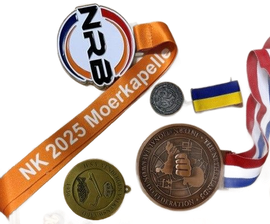 Medailles en linten op een houten ondergrond, inclusief een 