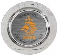 Rond zilveren dienblad met oranje kiwi-logo en gegraveerde tekst 