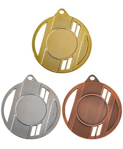 Drie ronde metalen plaatjes in goud, zilver en koper, elk met een klein ophanggaatje.