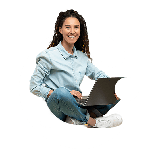 Una mujer está sentada en el suelo usando una computadora portátil.