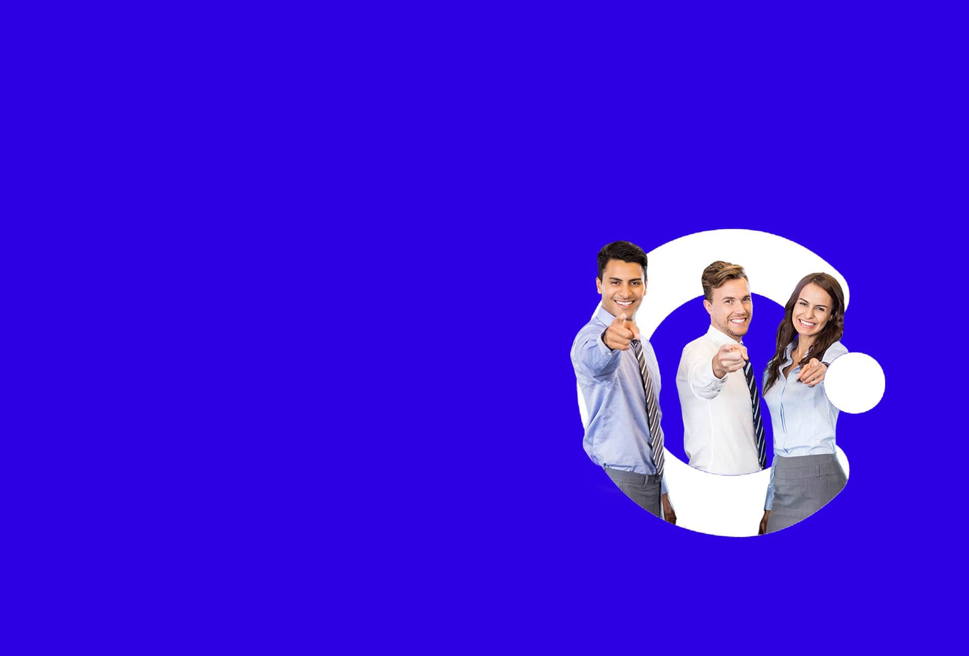 Un grupo de empresarios apunta a la cámara.
