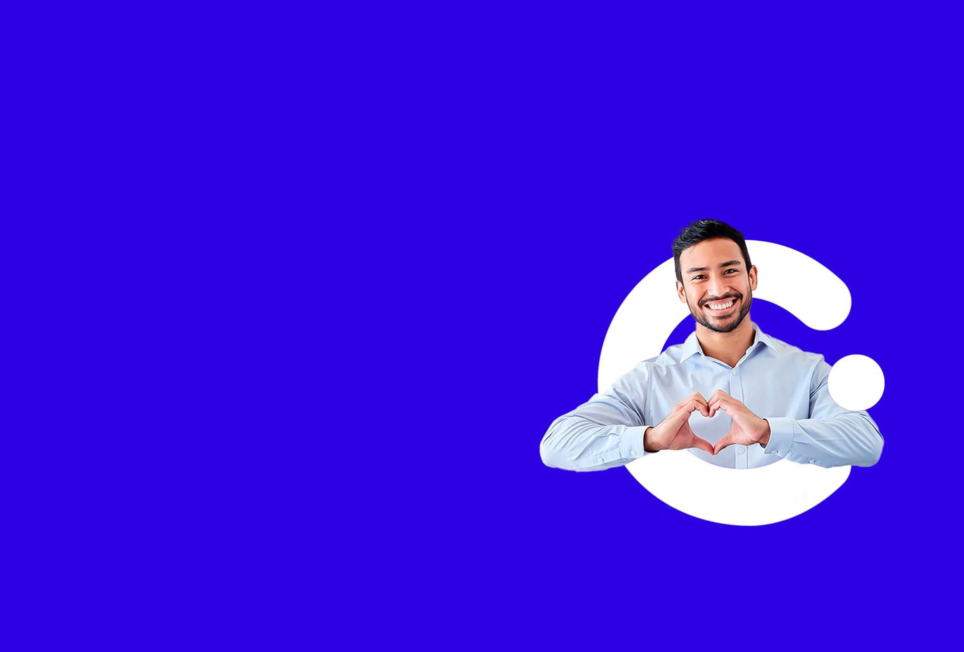 Un hombre está haciendo una forma de corazón con sus manos sobre un fondo azul.
