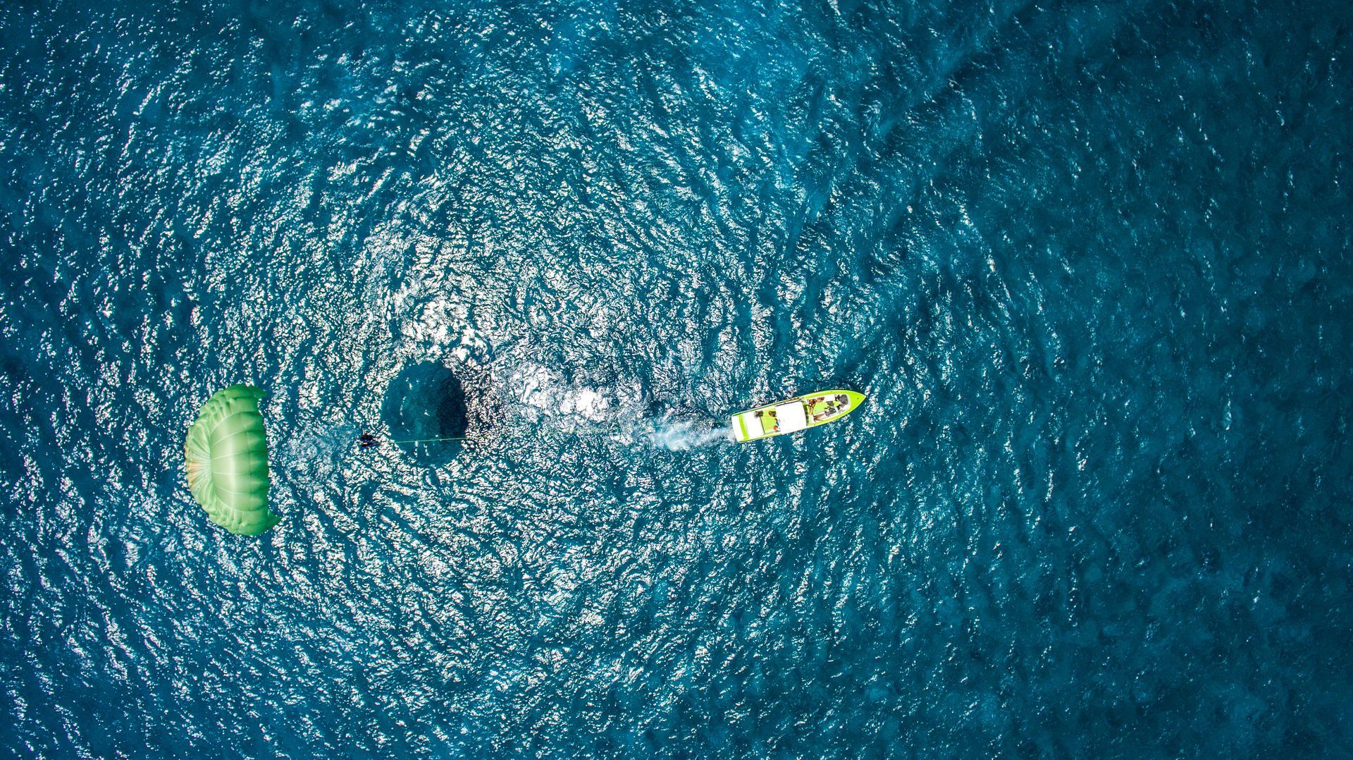 Top-down view of a boat pulling a parsasil