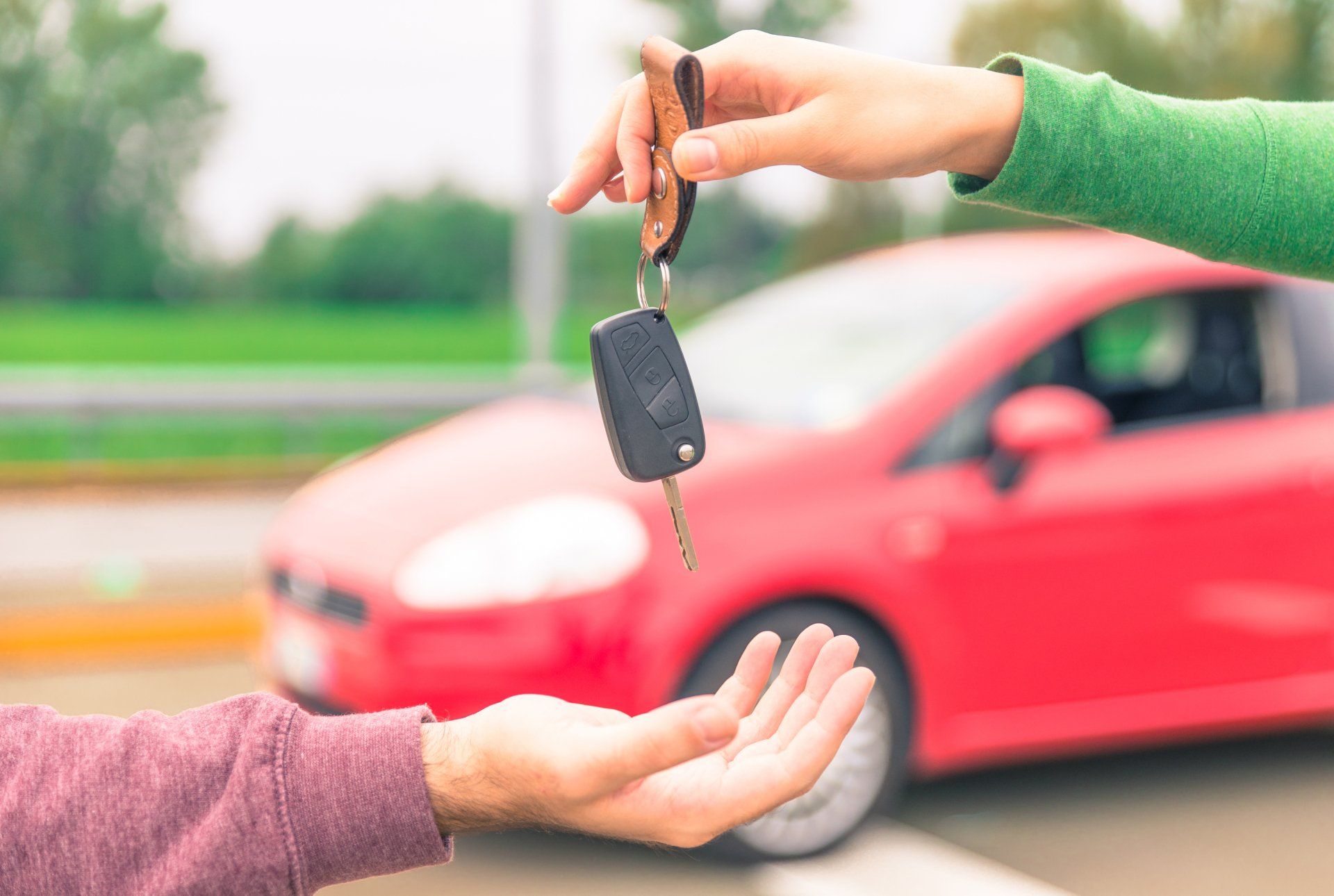 picture of private car sale handing over keys to buyer