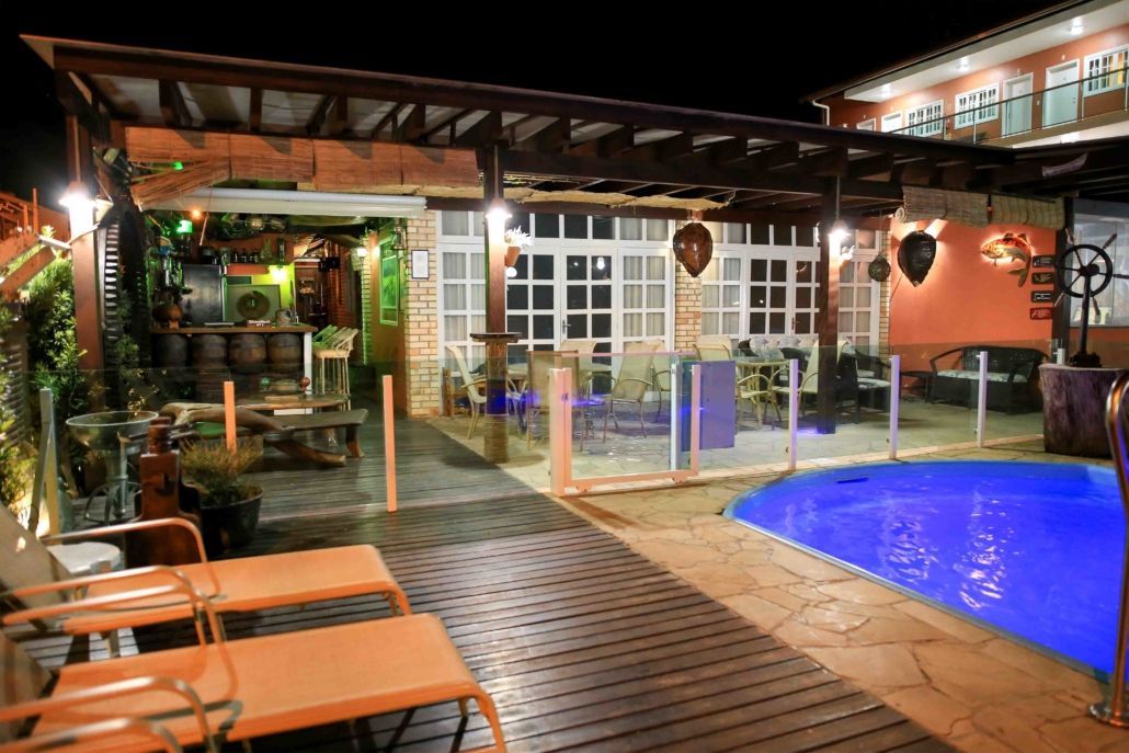 Há uma piscina no quintal de uma casa.