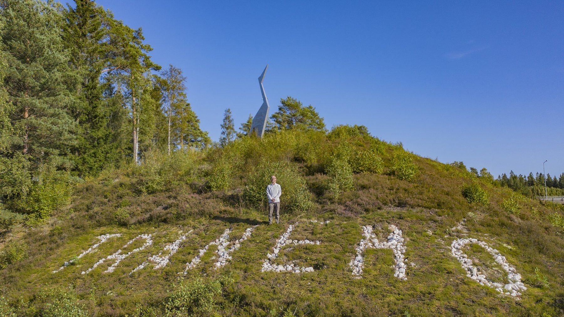 Jimmy Alm står vid infarten till Tranemo kommun