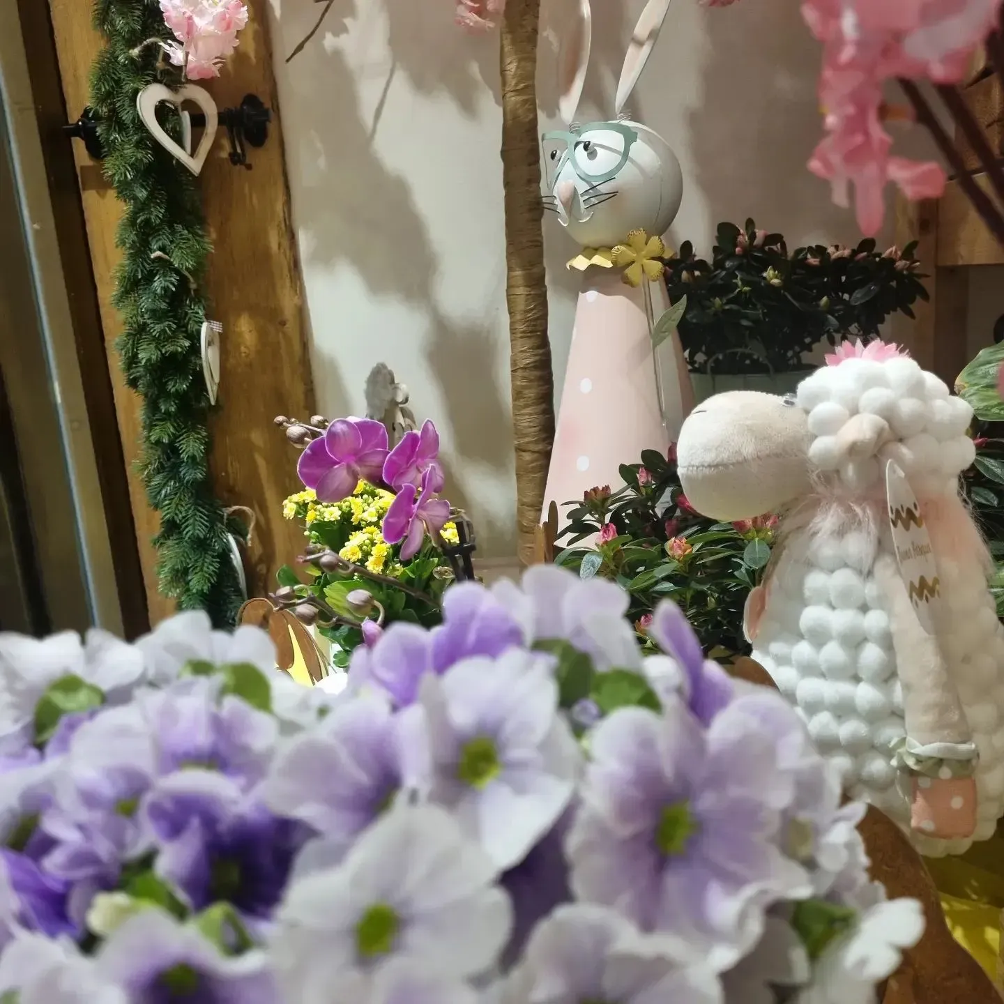 Primo piano di fiori di lavanda e bianchi in una composizione decorativa da giardino interno.