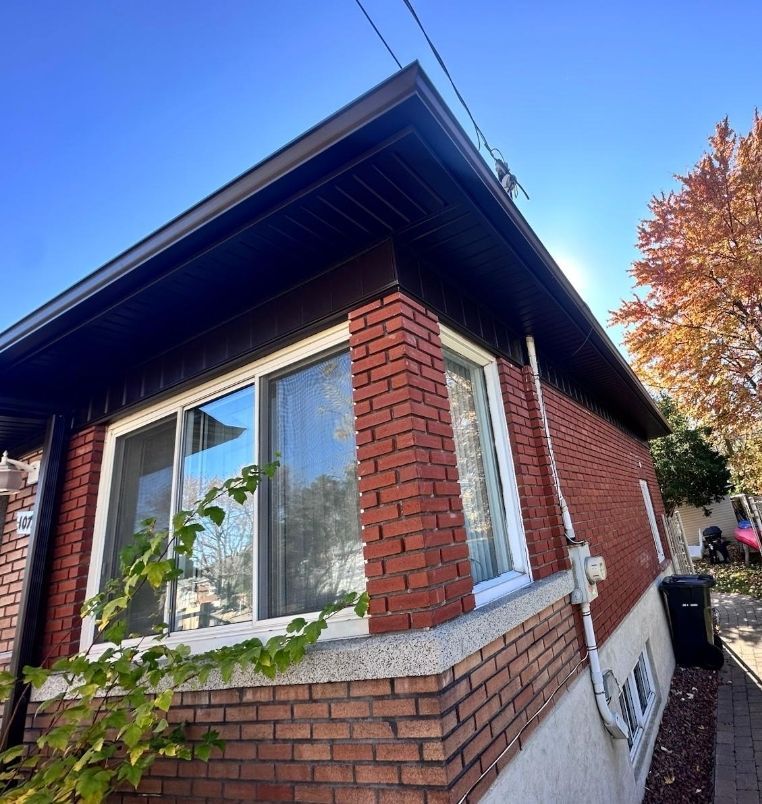 Une maison en briques avec un ciel bleu en arrière-plan
