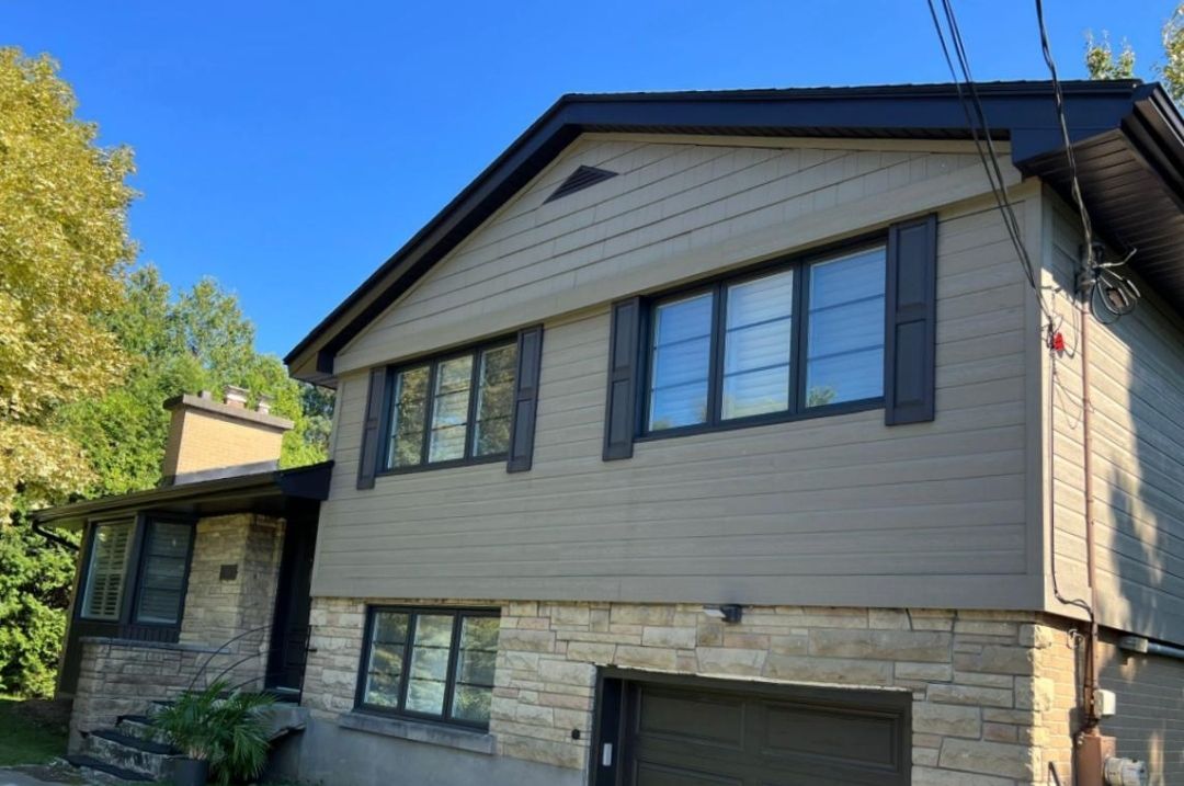 Une maison avec un garage et beaucoup de fenêtres