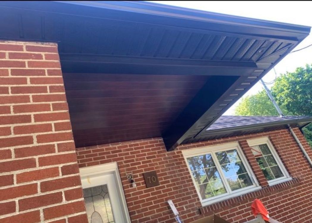 Une maison en briques avec un toit recouvert de bois.